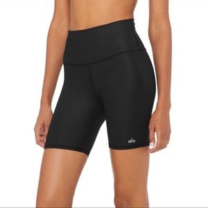 Alo Yoga biker shorts (black glossy)